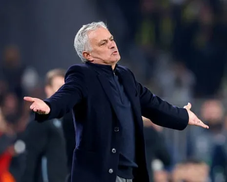 SL Benfica Pursuing Discussions to Hire Mourinho Post Termination of Former Manager